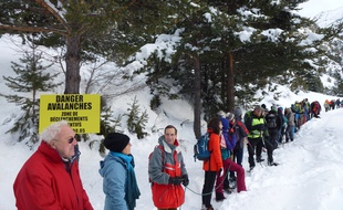Les militants des collectifs lors de la cordée solidaire.