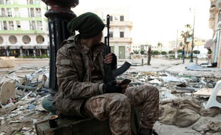 Un soldat libyen à Benghazi, le 28 février 2015
