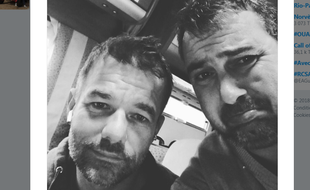Sébastien Loeb et Daniel Elena posent après leur abandon lors du Dakar 2018.