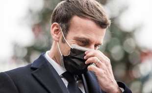 Emmanuel Macron devant le sapin de Noël de l'Elysée.