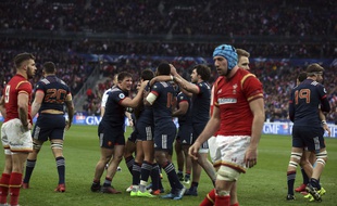 Les joueurs du XV de France aux anges après une fin de match épique contre le Pays de Galles.
