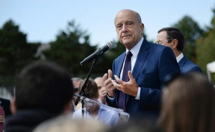 Alain Juppé prononce un discours lors d'une réunion du parti Les Républicains à La Baule, le 5 septembre 2015