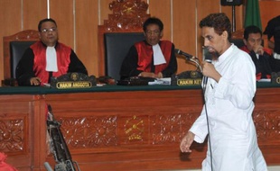 L'Indonésien Umar Patek, artificier présumé des attentats de Bali en 2002, a demandé lundi "pardon" aux familles des 202 victimes, disant "regretter" ces explosions tout en assurant n'y avoir joué qu'un rôle mineur et à contrecoeur.