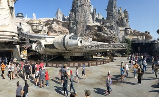 Le Faucon Millenium de Star Wars Galaxy's Edge, à Disneyland, en Californie.