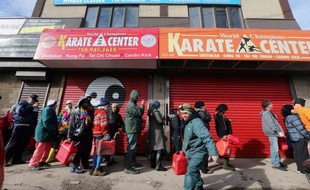 Dix jours après l'ouragan Sandy et au lendemain de la première tempête hivernale de la saison, le maire de New York a annoncé jeudi que l'essence allait être rationnée à la pompe, face à une pénurie persistante qui selon lui pourrait encore durer deux semaines.