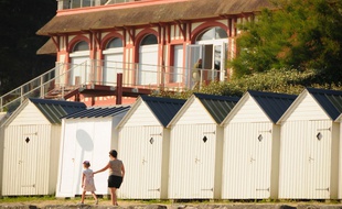Illustration des cabanes de plage à Saint-Cast-Le-Guildo, dans les Côtes d'Armor.