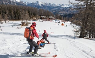Des pisteurs de la station du Pra Loup, dans les Alpes-de-Haute-Provence
