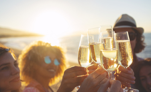 Sauf qu’aujourd’hui, une coupe de champagne manque à l’appel.