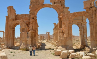 L'arche du temple de Palmyre, en Syrie, photographié en juillet 2014, avant que les djihadistes de l'Etat islamique ne le détruise.