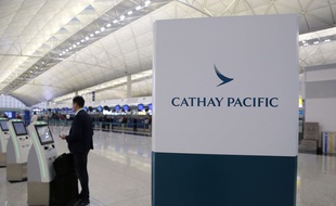 Cathay Pacific a annoncé avoir limogé deux de ses pilotes, alors que la compagnie basée à Hong Kong est sous forte pression de la part de Pékin.