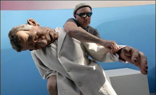 Les Guignols marquent une ponctuation à mi-parcours dans l'émission "Le Grand Journal" de Michel Denisot, qui consacre quotidiennement près de deux heures de direct en clair, à partir de 19H10, à toute l'actualité du Festival.