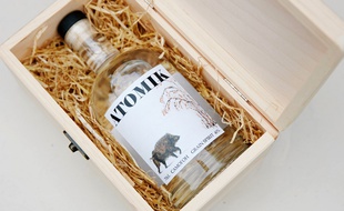Des chercheurs britanniques a contribué à la production d'une vodka sans radioactivité baptisée «Atomik», à partir de récoltes près de Tchernobyl.