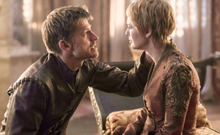 Nikolaj Coster-Waldau en Jaime et Lena Headey en Cersei Lannister dans la saison 6 de Game of Thrones