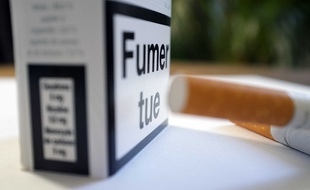 Illustration: des cigarettes et un paquet.