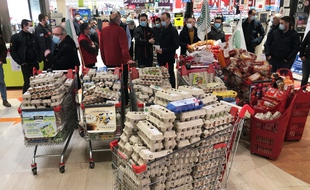 Manifestation de producteurs d'œufs dans l'hypermarché Auchan de Saint-Sébastien-sur-Loire, le 17 février 2021.