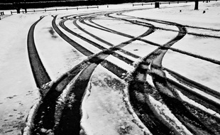 Traces de pneus de voiture dans laneige,