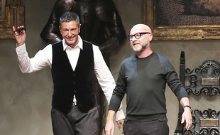 Domenico Dolce et Stefano Gabbana saluent les invités de leur défilé le 11 janvier 2014.