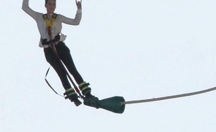 Illustration saut à l'élastique. Ici avec Katy Perry quis'est essayée au saut à l'élastique. Avec une certaine aisance il faut bien l'avouer...