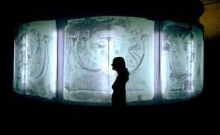 Le musée du Louvre et le musée Lugdunum ont signé vendredi un partenariat pour que l'établissement lyonnais puisse bénéficier des pièces provenant du Louvre pour ses futures expositions.