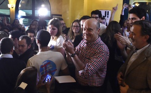 Alain Juppé dans un pub irlandais du 18e arrondissement de Paris le 30 janvier 2016.