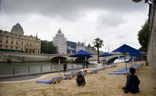 Des enfants jouent à Paris Plage le 21 juillet 2011.