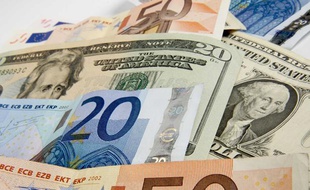 Billets d'euros et de dollars.