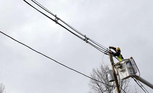 Un technicien s'emploie à réparer des câbles à Andover, dans l'État du Massachusetts, le 30 octobre 2012, après le passage de l'ouragan Sandy sur la côte est des États-Unis