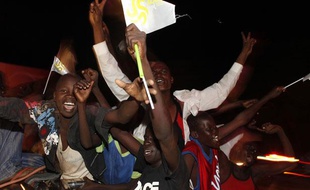 Des gens dansent sur le toit d'une voiture lors des célébrations de l'indépendence du Sud Soudan, à Juba, le 9 juillet 2011.
