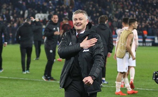 Ole Gunnar Solskjaer fête la qualification de Manchester United face au PSG devant ses supporters, le 6 mars 2019 au Parc des Princes.