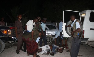 Au moins 14 personnes personnes ont été tuées et une vingtaine gravement blessées jeudi à Mogadiscio par deux kamikazes qui ont déclenché leur bombe dans un restaurant du centre de la capitale somalienne, fréquenté par une clientèle aisée.