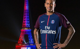 Neymar posant la Tour Eiffel, illuminé pour célébrer sa signature au PSG.