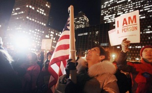 Deux mois après l'expulsion de son campement à New York, Occupy Wall Street, qui avait lancé en septembre dernier aux Etats-Unis la contestation contre le capitalisme débridé, peine à traverser l'hiver, comptant ses deniers et ses soutiens, mais veut croire à un rebond au printemps.