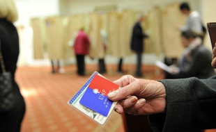 Un adhérent UMP vote pour la présidence du parti, le 18 novembre 2012 au Plaza Hotel à Nice.