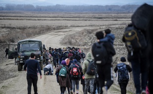 Des réfugiés afghans marchent le long de la frontière entre la Turquie et la Grèce, le 28 février 2020.