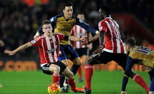 Mesut Özil dominé au duel par Steven Davis lors de Southampton-Arsenal le 26 décembre 2015.