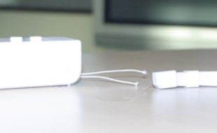 Le filin reliant la Wiimote à sa dragonne semble fragile.