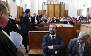 Béthune, le 27 mai 2013. Ouverture du procès de l'ancien maire de Hénin-Beaumont, Gérard Dalongeville. Ce dernier est jugé pour détournement de fonds publics, faux et usage de faux, favoritisme et corruption. Ici Gérard Dalongeville (G) et Jean-Marc Bouche.