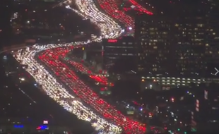 Des milliers de voitures se sont retrouvées bloquées aux abords de Los Angeles, créant au passage un étonnant serpent lumineux avec leurs phares, le jour de Thanksgiving, le 24 novembre 2016.