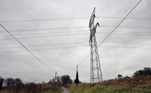 La société RTE, filiale d'EDF, a été condamnée jeudi en référé à Coutances (Manche) à cesser, sur la parcelle d'un agriculteur placé en garde à vue en juillet, les travaux de construction de la ligne à très haute tension (THT) liée au réacteur EPR en chantier à Flamanville (Manche).