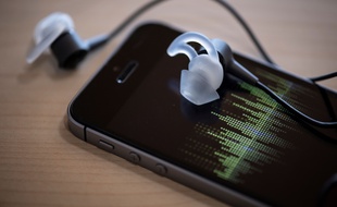 La majorité des auditeurs de podcasts les écoutent sur leur téléphone.