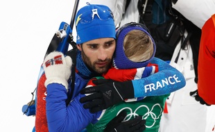 Le robot Martin Fourcade réconforte Anaïs Bescond.