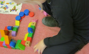 Une élève de l’école maternelle Saint-André des Arts , le 26/03/2018.