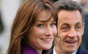 Toujours chanteuse, désormais active dans l'humanitaire, Carla Bruni-Sarkozy a voulu, en une année de mariage avec le président français, incarner une première dame moderne, discrète, dont le rôle et l'influence se dessinent par petites touches.
