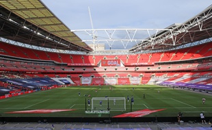 A cause de la pandémie, les matchs de foot (ici la finale d'Emirates Cup, avec Arsenal contre Chelsea au stade Wembley, au Royaume-Uni, le 1er août) sont joués à huis clos