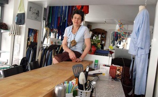 Isabelle Chechevsky dans son salon de thé et atelier de couture sur mesure à Paris, financé par l'Adie.