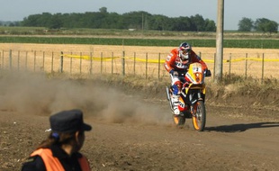 Le pilote espagnol Marc Coma, vainqueur de la première étape moto du Dakar le 3 janvier 2009.