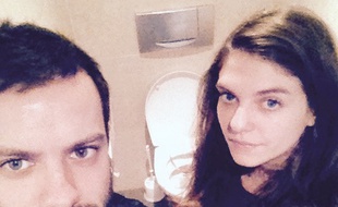 Les auteurs du blog Je t'encule Thérèse, dans les toilettes de 20 Minutes.