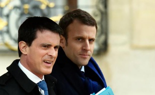 Le Premier ministre Manuel Valls et le ministre de l'Economie Emmanuel Macron à la sortie du conseil des ministres le 9 mars 2016 à l'Elysée à Paris