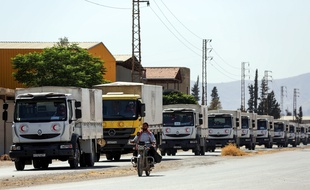 Un convoi humanitaire entre à al-Nachabiya, à l'est de Damas en Syrie, le 30 juillet 2017.
