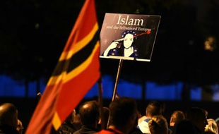 "Islam et le suicide de l'Europe", peut-on lire sur une pancarte brandie par un partisan de Pegida le 5 octobre 2015 à Dresde